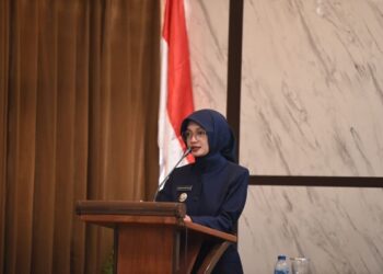 Wali Kota Kediri Vinanda Prameswati saat menjelaskan alun-alun. Foto: Humas Pemkot