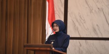 Wali Kota Kediri Vinanda Prameswati saat menjelaskan alun-alun. Foto: Humas Pemkot