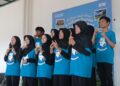 Anak tunarungu menampilkan lagu Jiwa Yang Bersedih dengan bahasa isyarat saat peringatan Hari Anak Nasional 2026 di Stasiun Blitar