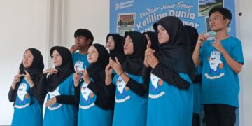 Anak tunarungu menampilkan lagu Jiwa Yang Bersedih dengan bahasa isyarat saat peringatan Hari Anak Nasional 2026 di Stasiun Blitar