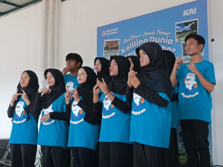 Anak tunarungu menampilkan lagu Jiwa Yang Bersedih dengan bahasa isyarat saat peringatan Hari Anak Nasional 2026 di Stasiun Blitar