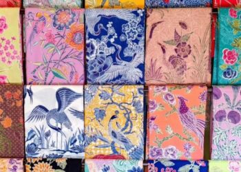 Motif Batik Encim Pekalongan dengan corak bunga warna-warni