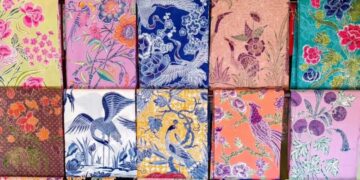 Motif Batik Encim Pekalongan dengan corak bunga warna-warni