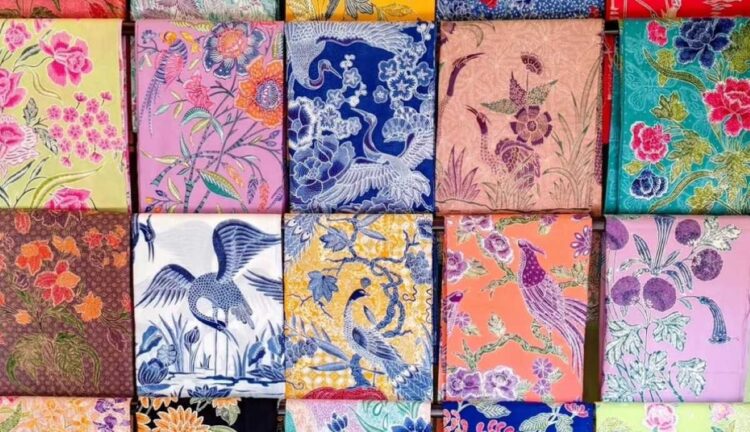 Motif Batik Encim Pekalongan dengan corak bunga warna-warni
