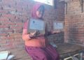 Ngatini pedagang sayur asal Jombang menunjukkan dokumen sertifikat tanah