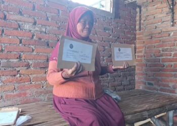 Ngatini pedagang sayur asal Jombang menunjukkan dokumen sertifikat tanah