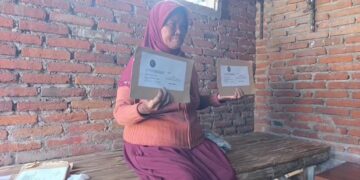 Ngatini pedagang sayur asal Jombang menunjukkan dokumen sertifikat tanah