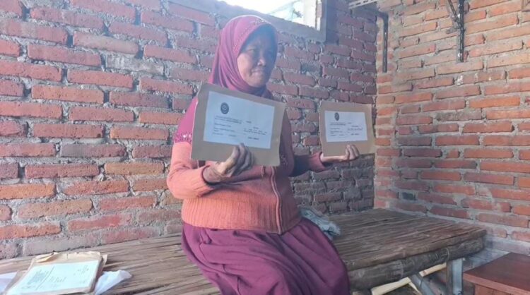 Ngatini pedagang sayur asal Jombang menunjukkan dokumen sertifikat tanah
