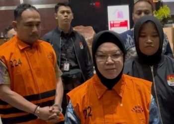 Bupati Sukoharjo Etik Suryani saat konferensi pers penetapan tersangka OTT KPK terkait dugaan pemerasan perangkat daerah