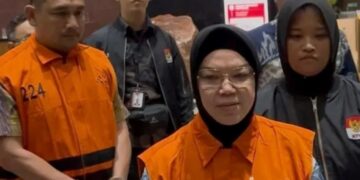 Bupati Sukoharjo Etik Suryani saat konferensi pers penetapan tersangka OTT KPK terkait dugaan pemerasan perangkat daerah