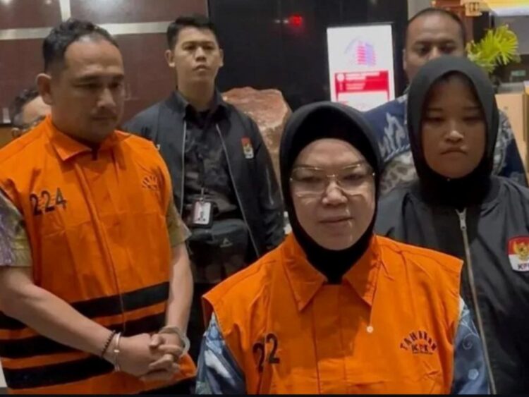 Bupati Sukoharjo Etik Suryani saat konferensi pers penetapan tersangka OTT KPK terkait dugaan pemerasan perangkat daerah