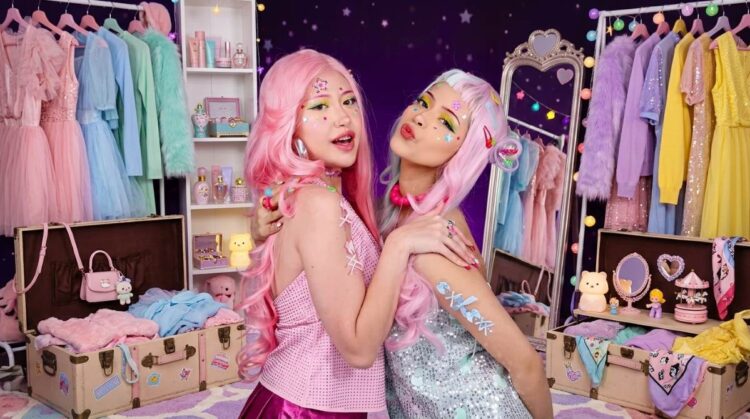 Ilustrasi gaya Centil Era atau Centil Core dengan busana warna-warni, aksesori pita, dan makeup artistik yang sedang viral di media sosial