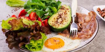 Ilustrasi makanan diet keto tinggi lemak yang dikaitkan dengan peningkatan risiko tumor usus kecil berdasarkan penelitian MIT di jurnal Nature
