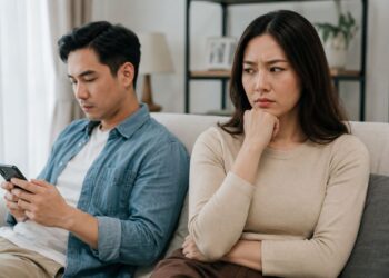 Seorang istri memperhatikan perubahan sikap suaminya sebagai ilustrasi feeling istri menurut psikologi