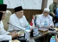 Gus Kikin KH Abdul Hakim Mahfudz saat menerima penugasan PWNU Jawa Timur sebagai kandidat Ketua Umum PBNU pada Muktamar ke-35 NU di Tambakberas Jombang