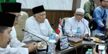 Gus Kikin KH Abdul Hakim Mahfudz saat menerima penugasan PWNU Jawa Timur sebagai kandidat Ketua Umum PBNU pada Muktamar ke-35 NU di Tambakberas Jombang