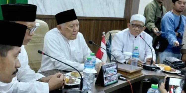 Gus Kikin KH Abdul Hakim Mahfudz saat menerima penugasan PWNU Jawa Timur sebagai kandidat Ketua Umum PBNU pada Muktamar ke-35 NU di Tambakberas Jombang
