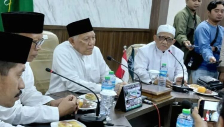 Gus Kikin KH Abdul Hakim Mahfudz saat menerima penugasan PWNU Jawa Timur sebagai kandidat Ketua Umum PBNU pada Muktamar ke-35 NU di Tambakberas Jombang
