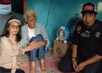 Baskoro (tengah) hidup memprihatinkan di rumah kontrakan. Foto: istimewa