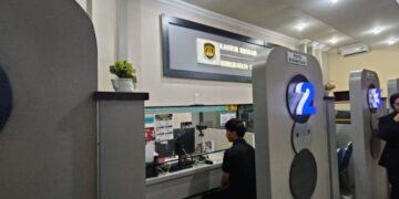 Petugas melayani permohonan paspor di Kantor Imigrasi Kelas II Non TPI Blitar setelah kuota pelayanan meningkat menjadi 210 pemohon per hari