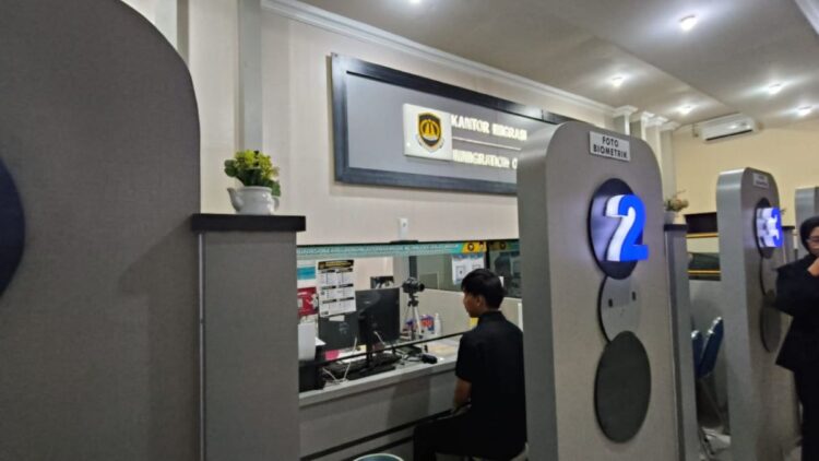 Petugas melayani permohonan paspor di Kantor Imigrasi Kelas II Non TPI Blitar setelah kuota pelayanan meningkat menjadi 210 pemohon per hari