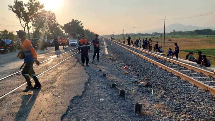 KA Logawa usai menabrak truk di perlintasan sebidang JPL 103 Bagor-Saradan Kabupaten Nganjuk