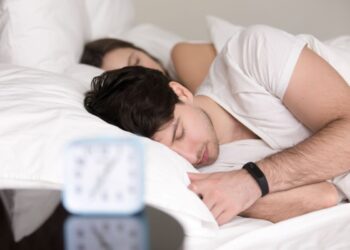 Ilustrasi pria mengalami kurang tidur yang berdampak pada penurunan libido dan kesehatan reproduksi