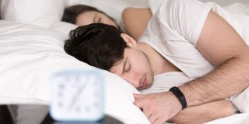Ilustrasi pria mengalami kurang tidur yang berdampak pada penurunan libido dan kesehatan reproduksi