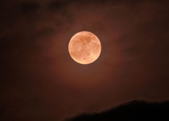 Fenomena langit Agustus 2026 menampilkan hujan meteor Perseid, parade planet, dan Bulan Sturgeon
