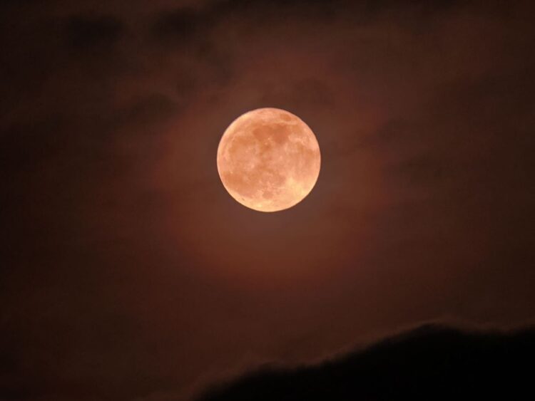 Fenomena langit Agustus 2026 menampilkan hujan meteor Perseid, parade planet, dan Bulan Sturgeon