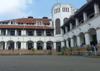 Lawang Sewu Semarang yang menjadi saksi sejarah pergerakan buruh kereta api dan pusat aktivitas kaum merah pada masa kolonial Belanda