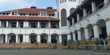Lawang Sewu Semarang yang menjadi saksi sejarah pergerakan buruh kereta api dan pusat aktivitas kaum merah pada masa kolonial Belanda