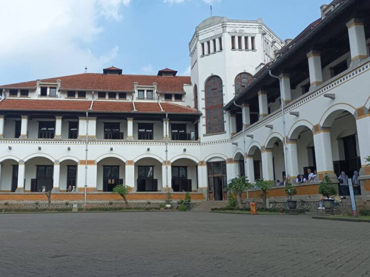 Lawang Sewu Semarang yang menjadi saksi sejarah pergerakan buruh kereta api dan pusat aktivitas kaum merah pada masa kolonial Belanda
