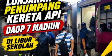 Penumpang kereta api menaiki rangkaian KA di Stasiun Madiun saat libur sekolah 2026