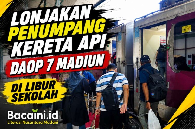 Penumpang kereta api menaiki rangkaian KA di Stasiun Madiun saat libur sekolah 2026