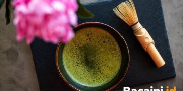 Secangkir matcha sebagai pengganti kopi