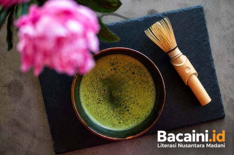 Secangkir matcha sebagai pengganti kopi