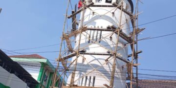 Menara Pondok Pesantren Bahrul Ulum Tambakberas Jombang dicat ulang menjelang Muktamar ke-35 Nahdlatul Ulama tahun 2026