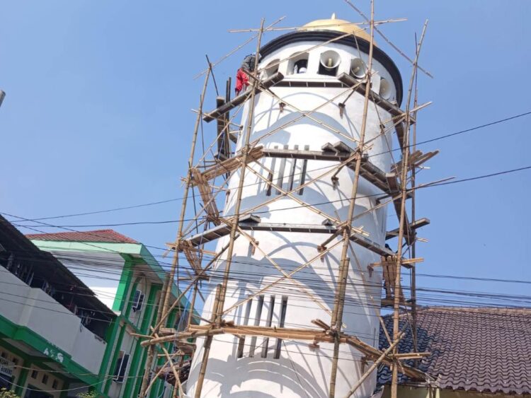Menara Pondok Pesantren Bahrul Ulum Tambakberas Jombang dicat ulang menjelang Muktamar ke-35 Nahdlatul Ulama tahun 2026