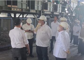 Menteri Lingkungan Hidup Mohammad Jumhur Hidayat meninjau sistem pengelolaan sampah di TPA Banjardowo Kabupaten Jombang