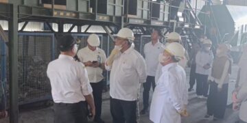 Menteri Lingkungan Hidup Mohammad Jumhur Hidayat meninjau sistem pengelolaan sampah di TPA Banjardowo Kabupaten Jombang