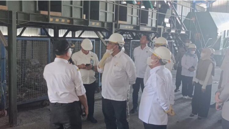 Menteri Lingkungan Hidup Mohammad Jumhur Hidayat meninjau sistem pengelolaan sampah di TPA Banjardowo Kabupaten Jombang