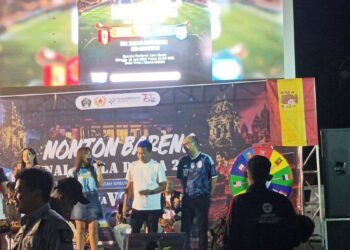 Wakil Bupati Blitar Beky Herdihansah bersama Bupati Rijanto menghadiri nobar final Piala Dunia 2026 di Alun-alun Pemkab Blitar