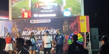 Wakil Bupati Blitar Beky Herdihansah bersama Bupati Rijanto menghadiri nobar final Piala Dunia 2026 di Alun-alun Pemkab Blitar