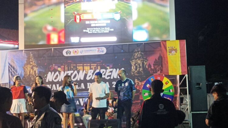 Wakil Bupati Blitar Beky Herdihansah bersama Bupati Rijanto menghadiri nobar final Piala Dunia 2026 di Alun-alun Pemkab Blitar