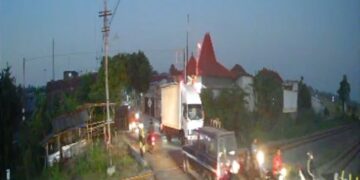 Truk boks menabrak palang perlintasan kereta api di Nganjuk