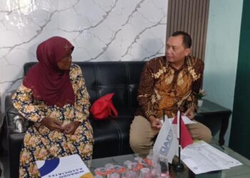 Ngatini didampingi kuasa hukum melaporkan dugaan kredit fiktif di PT BPR Bank Jombang ke Polres Jombang