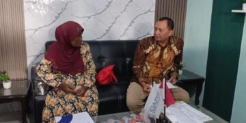 Ngatini didampingi kuasa hukum melaporkan dugaan kredit fiktif di PT BPR Bank Jombang ke Polres Jombang