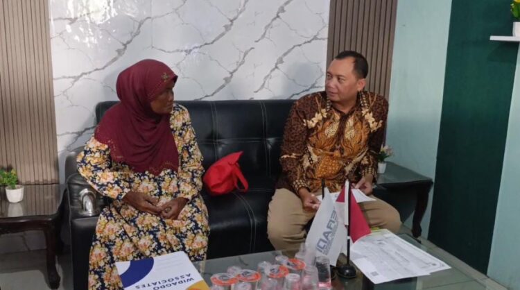 Ngatini didampingi kuasa hukum melaporkan dugaan kredit fiktif di PT BPR Bank Jombang ke Polres Jombang