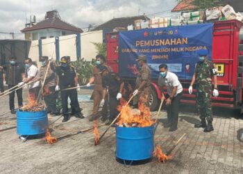 Petugas Bea Cukai Blitar memusnahkan 1,9 juta batang rokok ilegal hasil penindakan di Jawa Timur